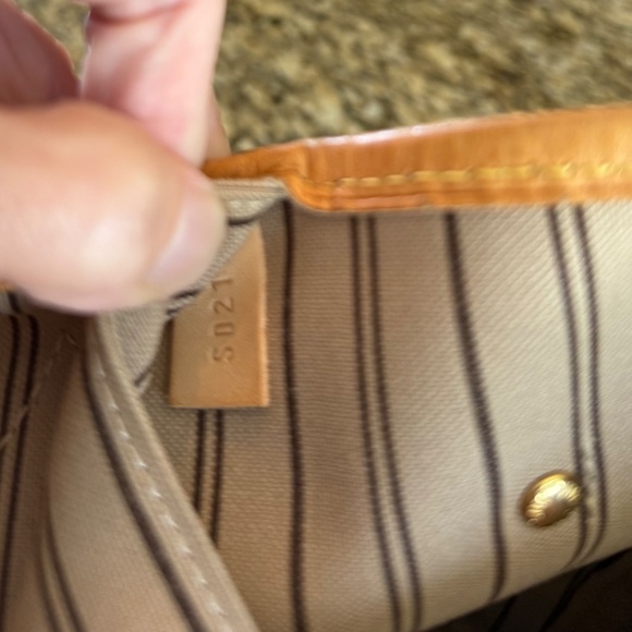 Louis Vuitton Neverfull MM - Picture 14 of 16